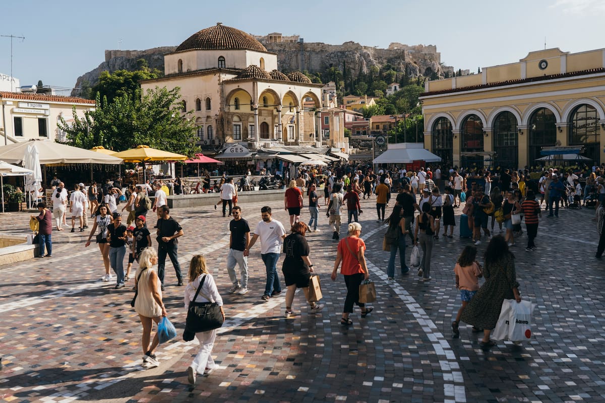Turistas y lugareños en la plaza Monastiraki de Atenas, el 9 de septiembre de 2023