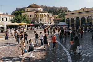 Turistas y lugareños en la plaza Monastiraki de Atenas, el 9 de septiembre de 2023