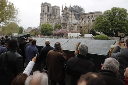 Turistas y residentes de la capital contemplaron ayer las consecuencias del voraz incendio que consumió parte de la catedral de Notre Dame