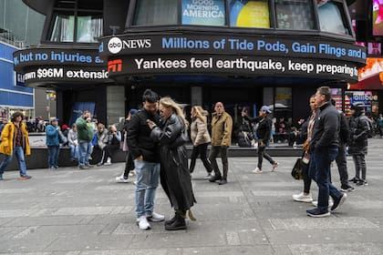 Turistas y residentes en Times Square, después del terremoto que sacudió Nueva York. (AP/Brittainy Newman)