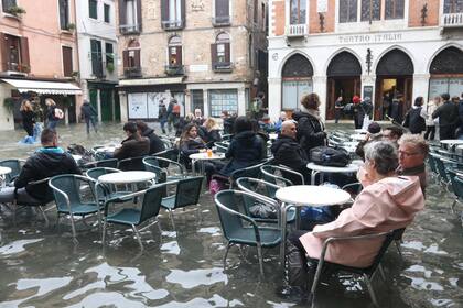 Turistas y residentes, en un bar de Venecia