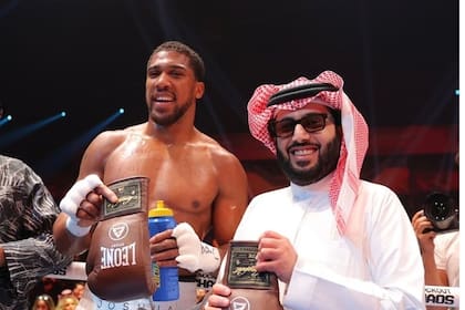 Turki Al-Sheik (Alalshikh), representante deportivo del príncipe Mohammed Bin Salman, heredero al trono de Arabia Saudita, crece a cada instante en el mundo del boxeo en modo insospechado