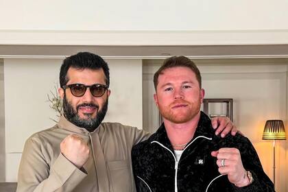 Turki Alalshik, junto con Canelo Álvarez; el árabe será el promotor del combate del mexicano en mayo próximo