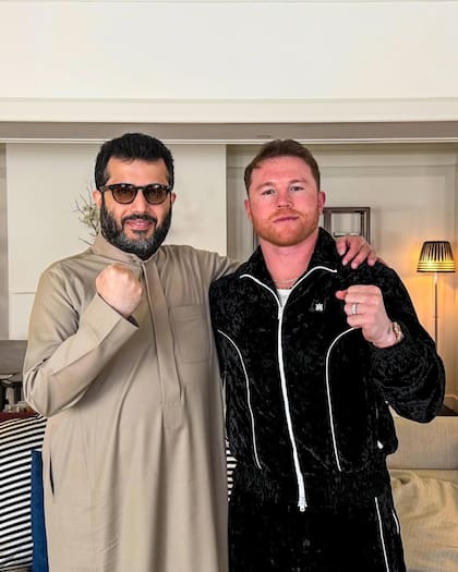 Turki Alalshik, junto con Canelo Álvarez; el árabe será el promotor del combate del mexicano en mayo próximo