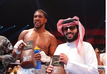 Turki Alalshikh, junto a Anthony Joshua