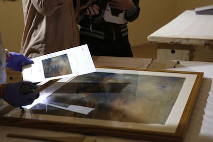 Una de las acuarelas de Turner, examinada por expertos antes de ser colgada en el Bellas Artes
