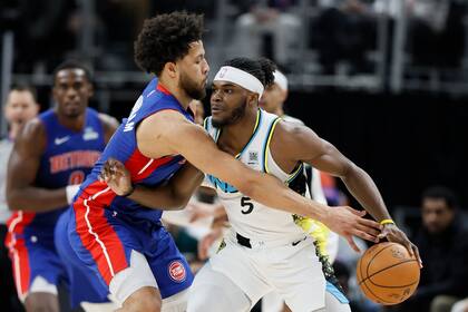 Turner anota 28 y Siakam 26 para que Pacers derroten 111-100 a Pistons