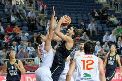 Luis Scola en la resolución del quinto puesto en Turquía 2010; con 22 puntos del capitán, máximo goleador de ese mundial, la Argentina venció por 86-81 a los españoles y quedó solamente detrás de los semifinalistas.