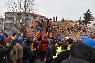 Un terremoto de magnitud 5,6 sacudió la provincia de Malatya en el este de Turkiye el lunes, semanas después de que dos temblores masivos sacudieran la región; el sismo tuvo su epicentro a 6,96 kilómetros (4,32 millas) por debajo de la superficie en el distrito de Yesilyurt, y se produjo a las 12:04 hora local