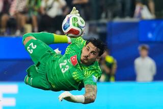 Turquía supera 3-2 a EE.UU. con gol agónico para quitarle el invicto pero no el pasaje