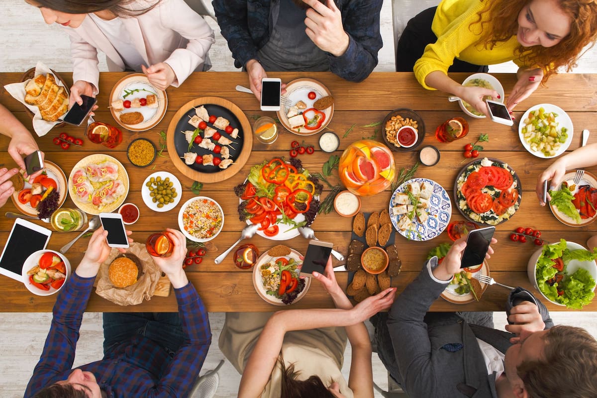 ¿Tus invitados le prestan más atención al celular que a la gente con quienes comparten mesa? Te damos algunas ideas para mantener los teléfonos alejados de tus comidas familiares o con amigos