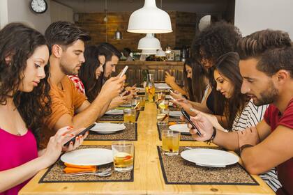 ¿Tus invitados le prestan más atención al celular que a la gente con quienes comparten mesa? Te damos algunas ideas para mantener los teléfonos alejados de tus comidas familiares o con amigos