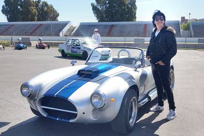 Tusam aprendió a manejar en el regazo de su padre a bordo de un Dodge Coronado