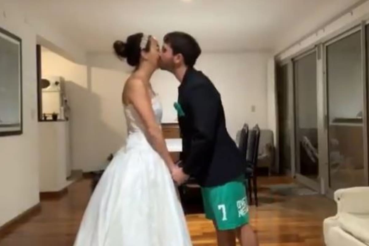 Tuvieron que cambiar la fecha de su casamiento y festejaron junto a sus amigos de manera virtual