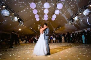 Tuvieron un regalo de bodas cerrado durante 13 años: la insólita sorpresa que encontraron al abrirlo