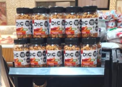 “Tuvimos la suerte de viajar mucho y nos gustaba mucho una presentación de allá. Pensamos que era una oportunidad para cambiar el maní más del tradicional. Es un sabor agridulce, se le agrega miel, azúcar y sal. Lo lanzamos y tuvo una muy buena aceptación. También decidimos la presentación en frasco”, dice el emprendedor