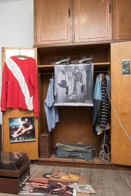TV de tubo roja, la camiseta de Argentinos Juniors y el tono de otros tiempos: la primera casa de Maradona en La Paternal.