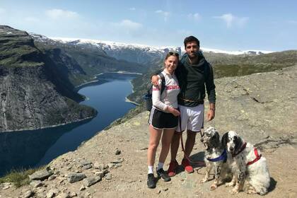 Helle y Axel en la famosa montaña Trolltunga (lengua del trol, en español), a seis horas en Kristiansand.