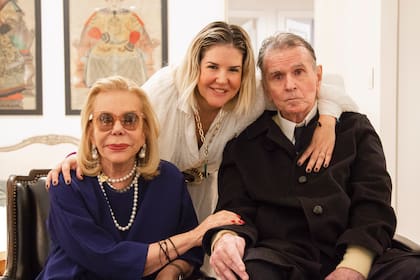 Tweety posa con sus padres, Marina y Alberto Dodero. Además de a sus hijos, se dedica a diseñar vestidos y a escribir “Entre Alfileres”, una serie de relatos sobre las historias de amor detrás de los modelos que crea, y que publica en su Instagram.