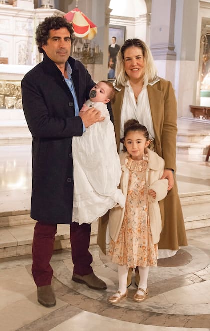 Tweety (se llama Cristina, pero todos la conocen por su sobrenombre) y su marido, el abogado Víctor San Miguel, con sus hijos, Fucsia y Silvestre, que descansa en brazos de su papá.