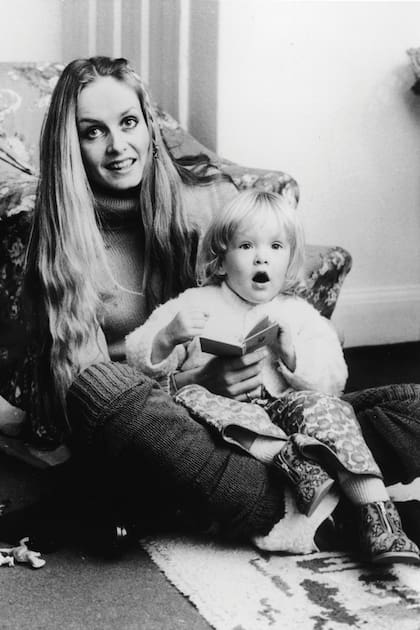 Twiggy en 1983 con su hija Carly Lawson (Photo by Express Newspapers/Getty Images)