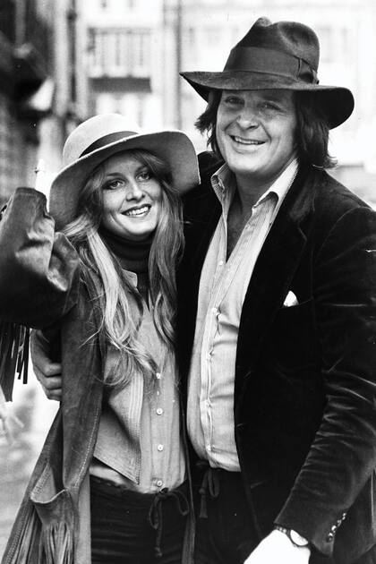 Twiggy y su marido Michael Whitney, en 1978. Whitney murió a los 52 años de un ataque al corazón en un local de McDonald's al que había llevado a su hija Carly a celebrar su cumpleaños (Photo by © Hulton-Deutsch Collection/CORBIS/Corbis via Getty Images)