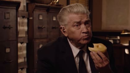 David Lynch dirigió todos los espisodios de la tercera temporada de Twin Peaks. También vuelve a interpretar al jefe regional del FBI, Gordon Cole