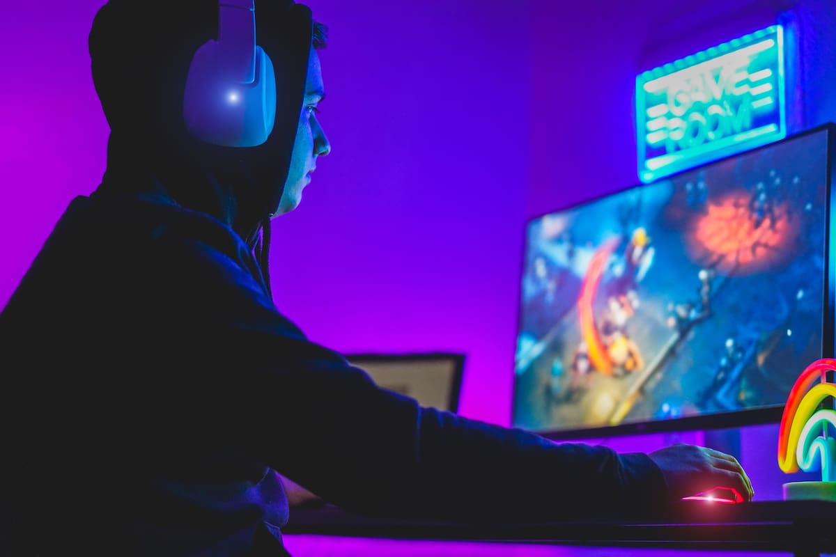 Twitch sirve para realizar transmisiones en vivo y su público de mayor interés está compuesto gamers, jugadores de videojuegos