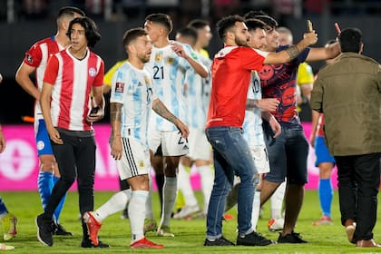 Twitter. Los hinchas paraguayos invadieron el campo de juego para tener su foto con el capitán argentino
