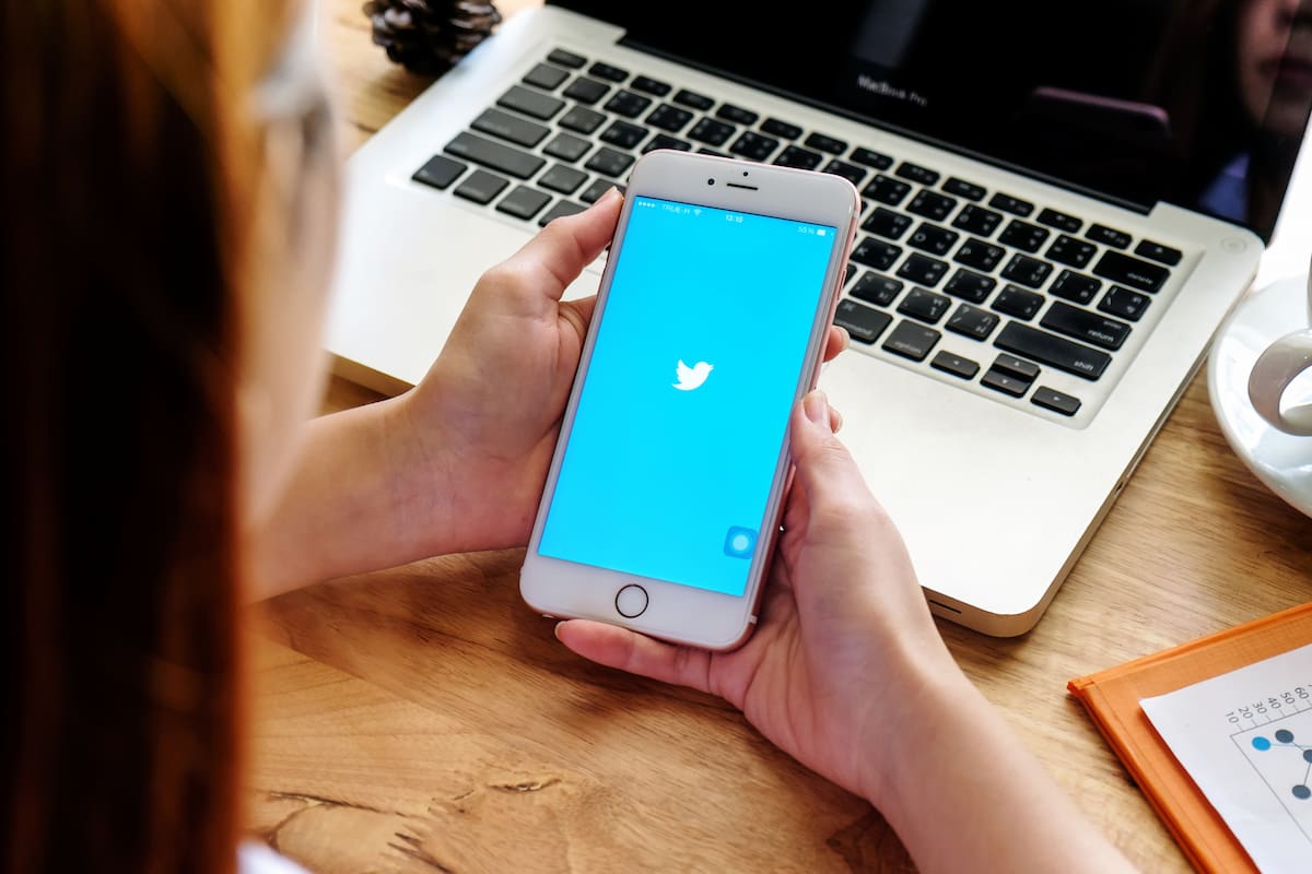 Twitter testea la función de traducción automática de todas las publicaciones al idioma del usuario, una característica que por el momento está disponible en algunos usuarios de Brasil