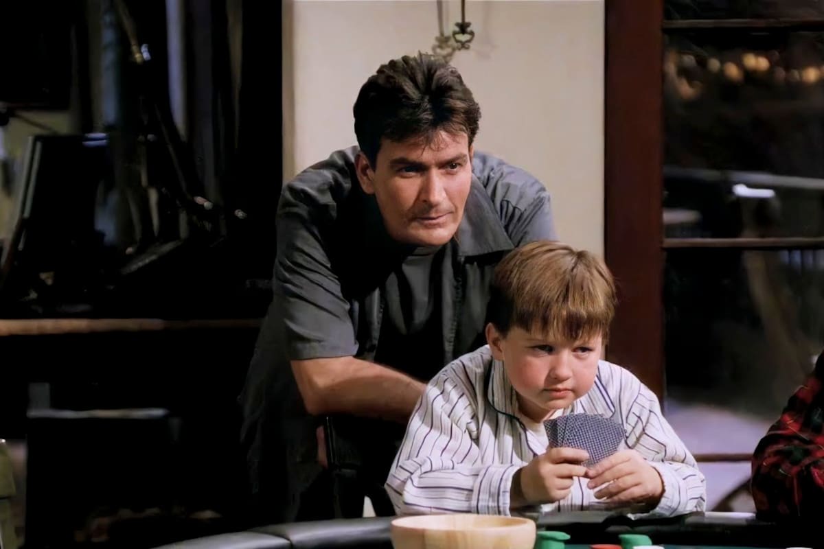 Two and a Half Men: Charlie Sheen y Angus T. Jones en la célebre escena de la serie