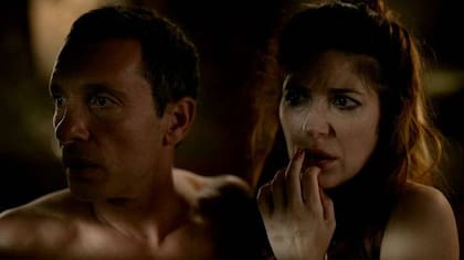 Two cuenta la historia de dos extraños que despiertan juntos, desnudos y cocidos desde el abdomen