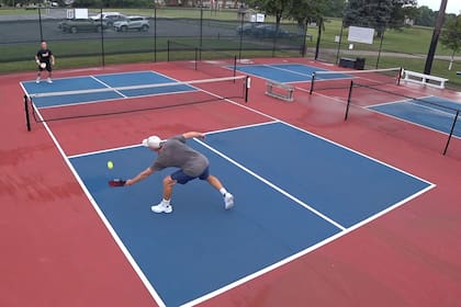 "Un punto importante es que los servicios a la hora de comenzar el juego, se hacen por debajo de la mano en el pickleball, por lo que es más sencillo de devolver el saque"