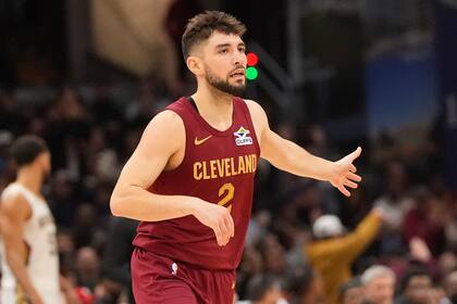 Ty Jerome (2) de los Cavaliers de Cleveland tras encestar un triple ante los Pelicans de Nueva Orleans, el miércoles 20 de noviembre de 2024, en Cleveland. (AP Foto/Sue Ogrocki)