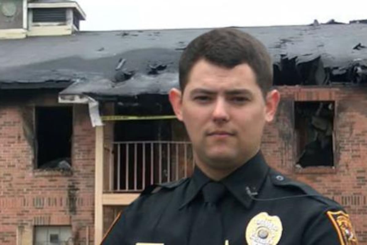 Tyler Dison es el nombre del joven oficial de policía que arriesgó su vida para salvar la de un niño de 3 años de un edificio en llamas