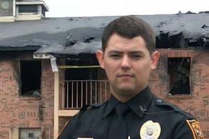 Tyler Dison es el nombre del joven oficial de policía que arriesgó su vida para salvar la de un niño de 3 años de un edificio en llamas