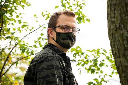 Tyler Dixon, estudiante de último año de la Universidad de Oakland, quien presentó una solicitud para oponerse al requisito de que los residentes de los dormitorios y los atletas de la institución utilicen el BioButton