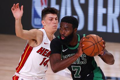 Tyler Herro # 14 del Miami Heat defiende a Jaylen Brown # 7 de los Boston Celtics durante el primer cuarto contra Boston Celtics en el Juego Cinco de las Finales de la Conferencia Este durante los Playoffs de la NBA