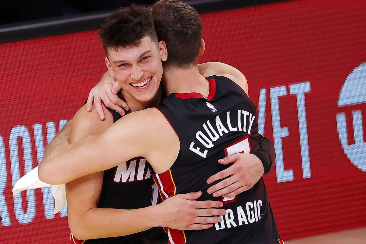Tyler Herro # 14 del Miami Heat y Goran Dragic # 7 del Miami Heat reaccionan después de su victoria sobre los Boston Celtics en el Juego Cuatro de las Finales de la Conferencia Este durante los Playoffs de la NBA 2020 en AdventHealth Arena en el ESPN Wide World Of Sports Complex el 23 de septiembre