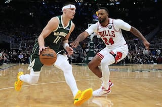 Powell lidera a los Bulls en un triunfo ajustado 132-125 sobre los Bucks en Milwaukee