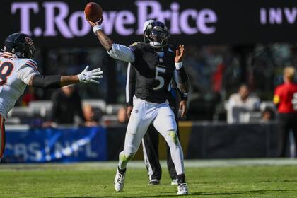 Tyler Huntley lidera victoria 30-16 de Ravens sobre Bears