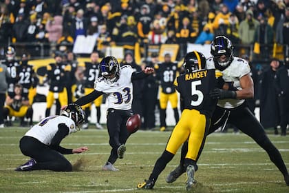 Tyler Loop (33), pateador de los Ravens de Baltimore, falla un intento de gol de campo en la última