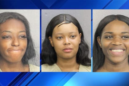 Tymaya Wright (izquierda), Danaysha Dixon (centro) and Keira Ferguson (derecha) fueron arrestadas por atacar al personal de la aerolínea