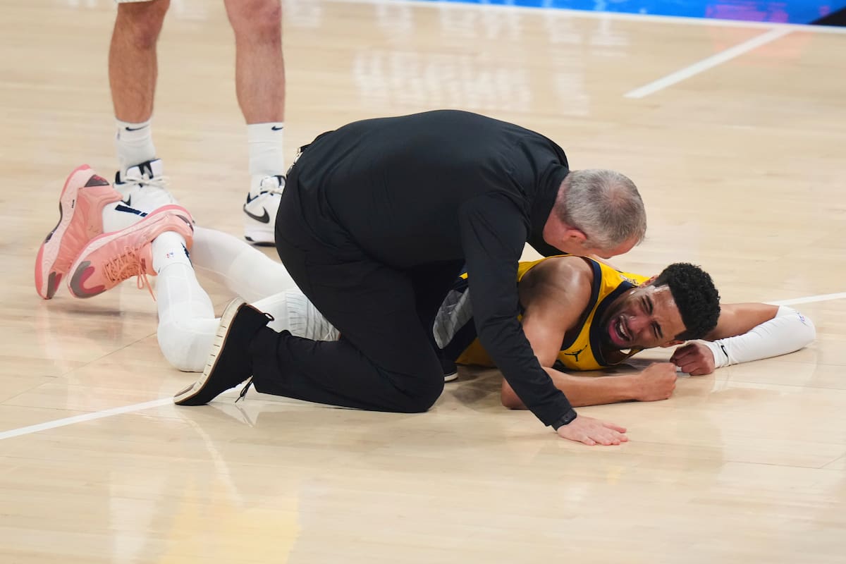 Tyrese Haliburton, de Indiana, tendido después de sufrir una lesión durante la primera mitad del séptimo y decisivo juego de las Finales de la NBA frente a Oklahoma. (AP Foto/Nate Billings)