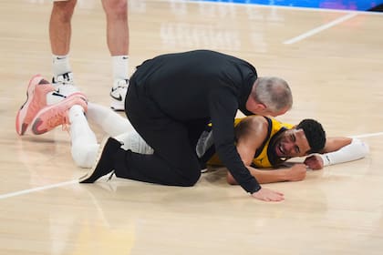 Tyrese Haliburton, de los Pacers de Indiana, tendido después de sufrir una lesión durante la primera mitad del séptimo y decisivo juego de las Finales de la NBA frente l Thunder de Oklahoma City, el domingo 22 de junio de 2025, en Oklahoma City. (AP Foto/Nate Billings)