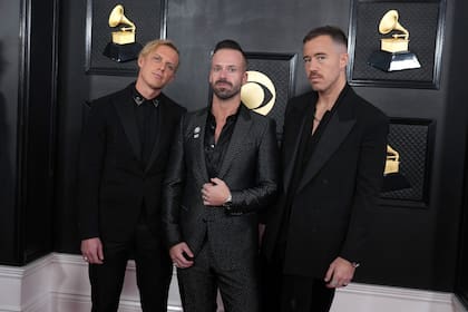 Tyrone Lindqvist, de izquierda a derecha, Jon George, y James Hunt de Rüfüs Du Sol llegan a la 65a entrega anual del Grammy el domingo 5 de febrero de 2023, en Los Ángeles. (Foto Jordan Strauss/Invision/AP)