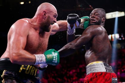 Tyson Fury castiga a Deontay Wilder