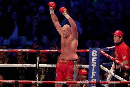 Tyson Fury celebra tras vencer y retener su título de campeón de peso peso de la CMB al derrotar a Derek Chisora en el Estadio del Tottenham Hotspur el sábado 3 de diciembre del 2022. (AP Foto/Ian Walton)
