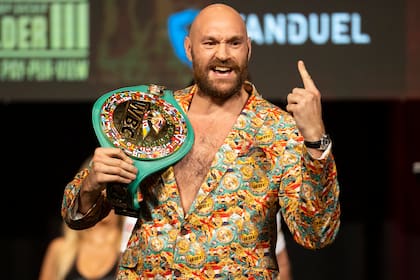 Tyson Fury posa con el cinturón de campeón mundial de peso completo durante una conferencia de prensa previo a la pelea ante Deontay Wilder, en Las Vegas, el miércoles 6 de octubre de 2021. (Erik Verduzco/Las Vegas Review-Journal viía AP)