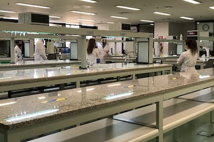 UADE reinicia prácticas en laboratorios y talleres en su Campus de la Ciudad de Buenos Aires.